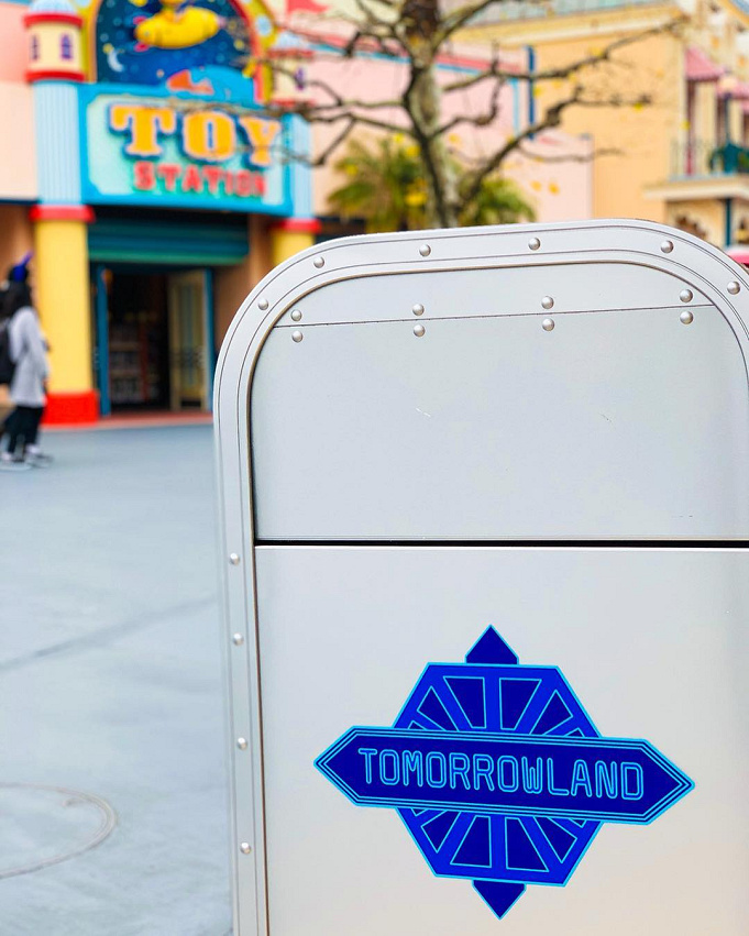 ディズニーのトラッシュカン 豊富なデザインのパーク内のゴミ箱 トラッシュカンモチーフのグッズも