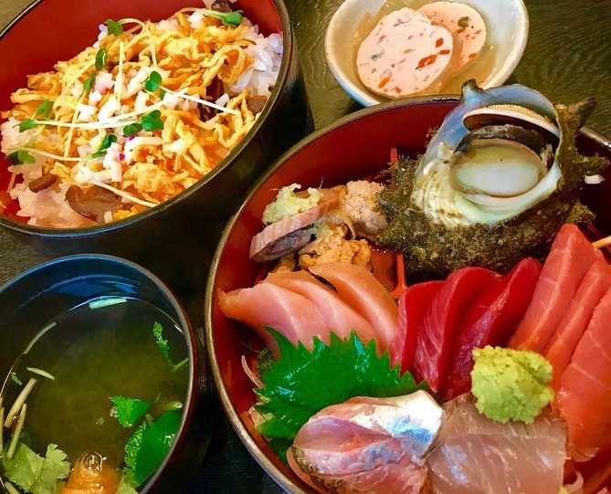 「まるつね」のまぐろと地魚のちらし