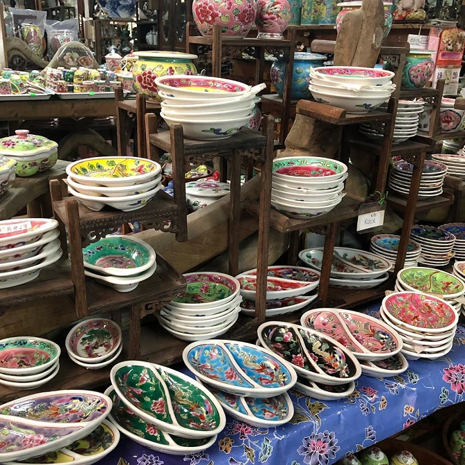圧巻のプラナカン陶器の品ぞろえ