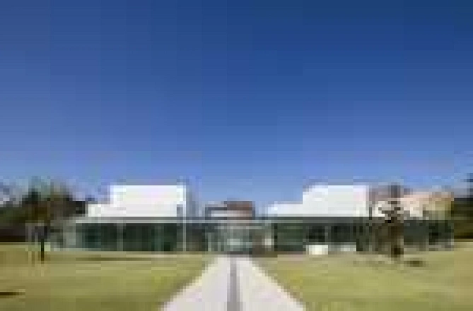 金沢21世紀美術館 外観(撮影：渡邉修 提供：金沢21世紀美術館)