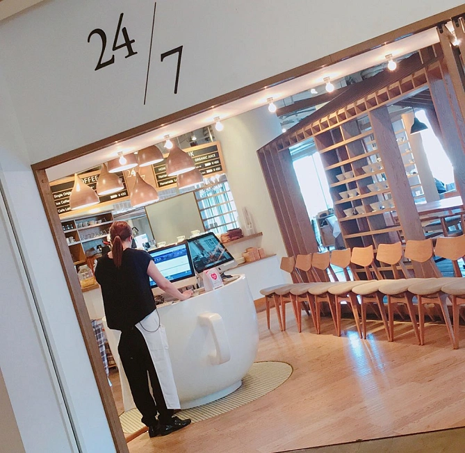 24/7restaurantの入口