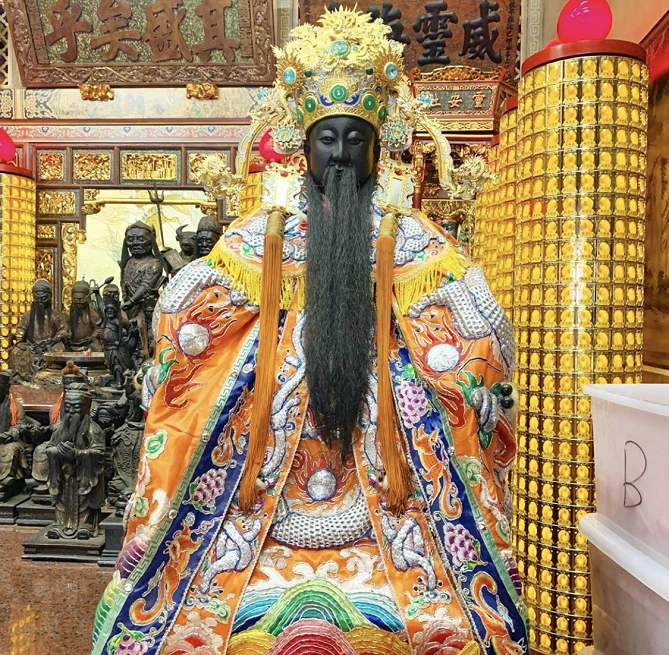 右側の城隍爺 