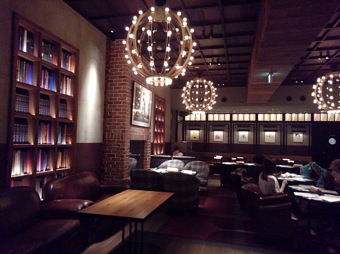 eplus LIVING ROOM CAFE & DININGの落ち着けるソファー席