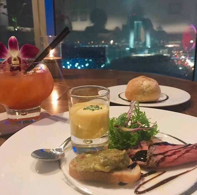 Oriental Beach みなとみらいのディナー一部と店内から見える夜景