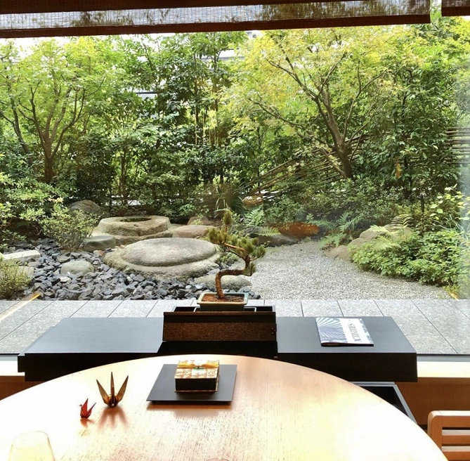 部屋から見る日本庭園 