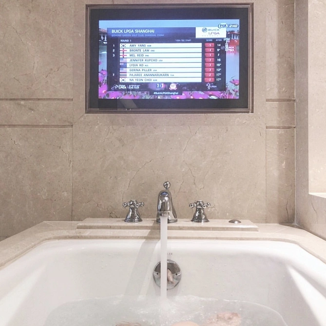 壁についたテレビ 