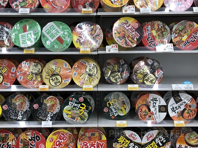 コンビニのカップ麺コーナー