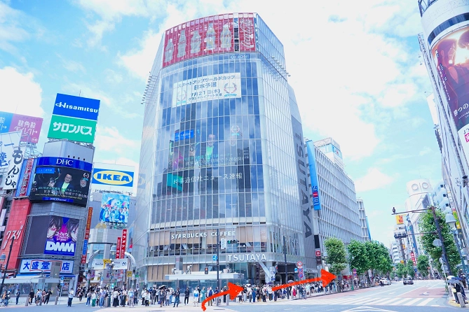 渋谷スクランブル交差点：TSUTAYAのビル前を右に折れる