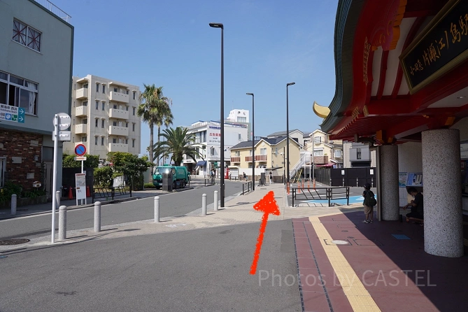 新江ノ島水族館（えのすい）へのアクセス：駅舎右手の小道