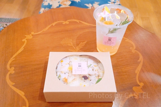 サンドイッチとエディブルフラワーを使用したソーダ