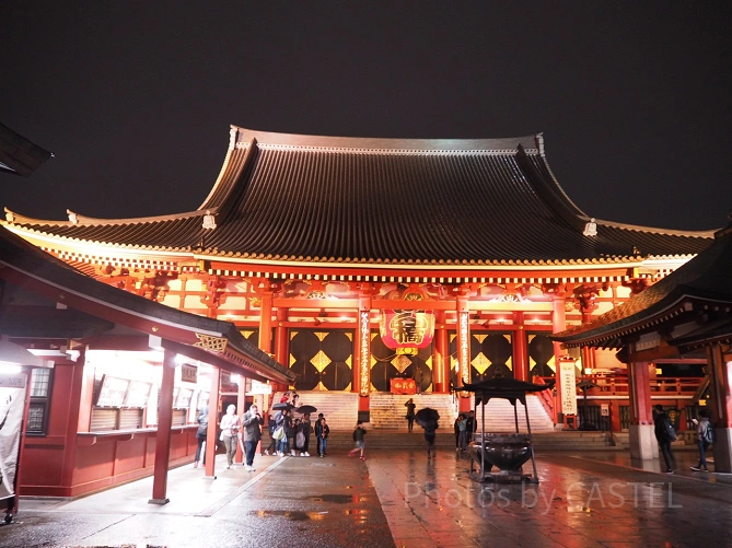 浅草寺内のお守りの取り扱いは本堂付近になります