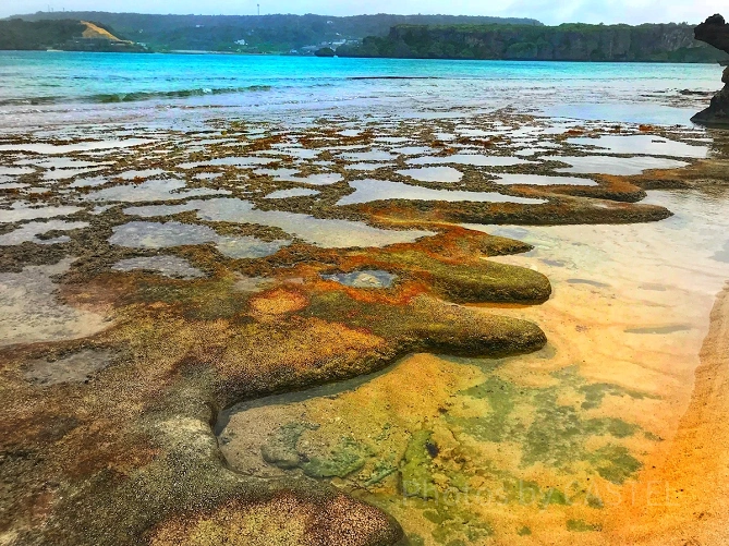 自然の神秘にあふれる伊計島の名もなき海辺