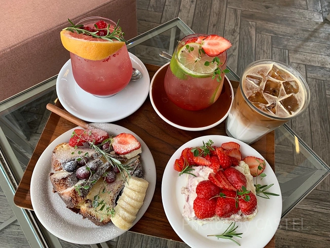 写真右側はストロベリーティラミス、左側はチーズケーキ