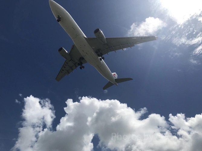 目の前まで迫る迫力の飛行機