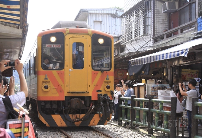 商店街のすぐ近くを走る列車
