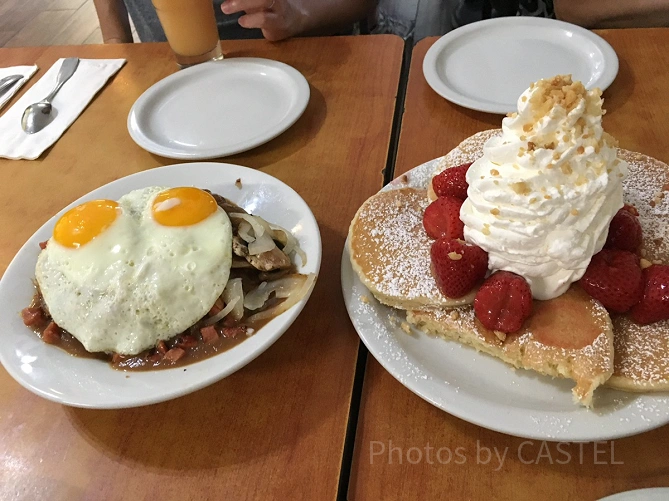 エッグスンシングスのパンケーキとロコモコ