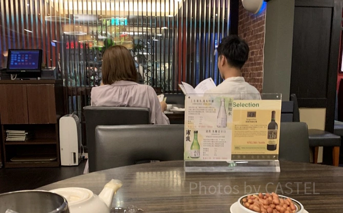 店内-遅い時間はなぜかカップルが多いのです。