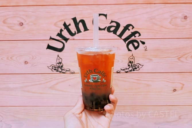 Urth Caffeでフォトスポットを背景にタピオカドリンクを撮影