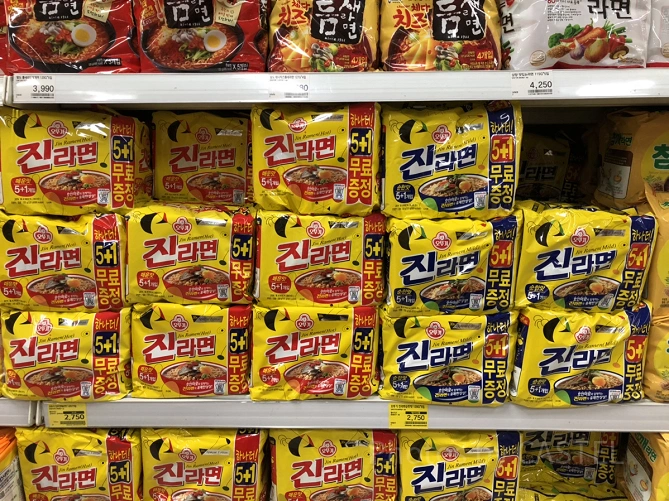カラフルなパッケージのジンラーメン