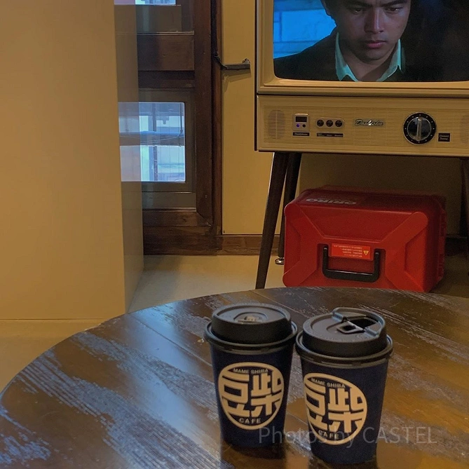 豆柴カフェ原宿　ブラウン管テレビ　ちゃぶ台
