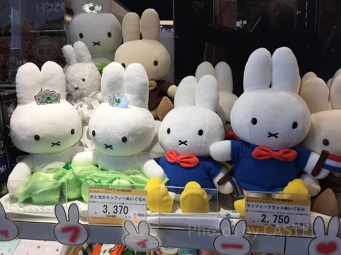 ミッフィーのぬいぐるみ（ハウステンボス限定は右）