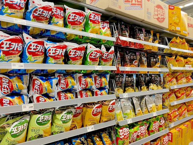 韓国マートのスナック菓子コーナー