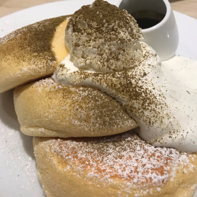 ふわふわの最上級、幸せのパンケーキ（ほうじ茶ティラミスパンケーキ）