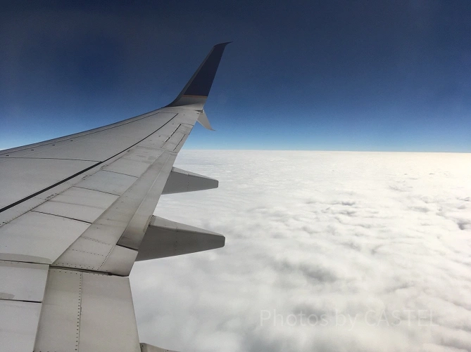 飛行機と空