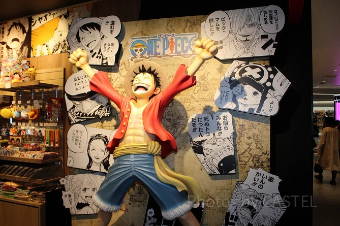 JUMP SHOPに飾られているルフィのフィギュア