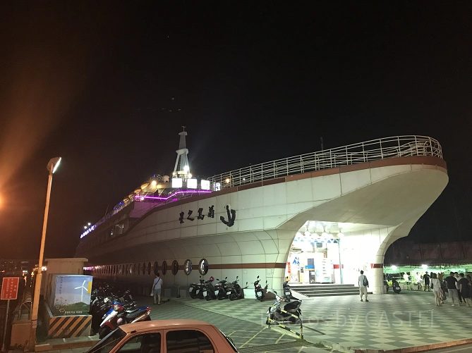 船の形をしたお土産屋さん