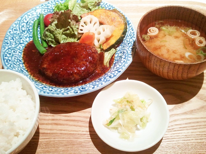 【表参道】安いランチが食べられる名店8選！定食や本格ピッツァ、佐世保バーガーを味わおう