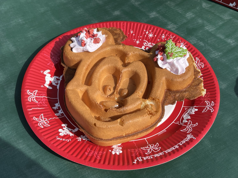 【2023】ディズニークリスマスフード一覧！お手軽な食べ歩きフードから冬ならではの特別なメニューも！