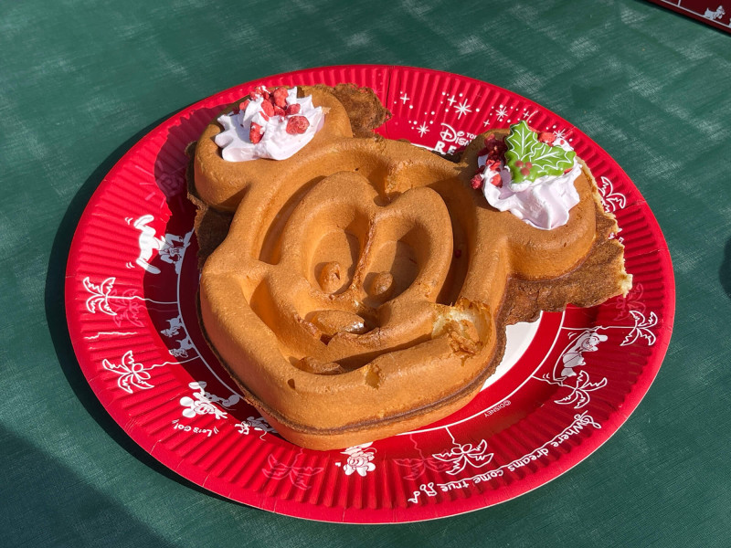 ディズニークリスマスフード2024一覧！食べ歩きフードからセットやコースメニュー、ホットドリンクまで！