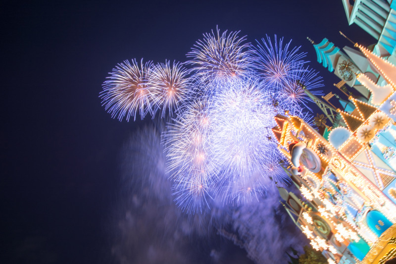 【2025~2026】新年の花火「ニューデイ、ニュードリームス」を解説！期間限定花火の開催日・楽曲・おすすめ観賞場所を紹介