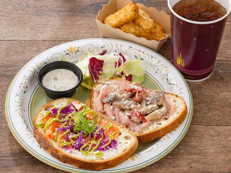 スモーブロー（ローストビーフ、スモークサーモントラウト、レムラードソース）