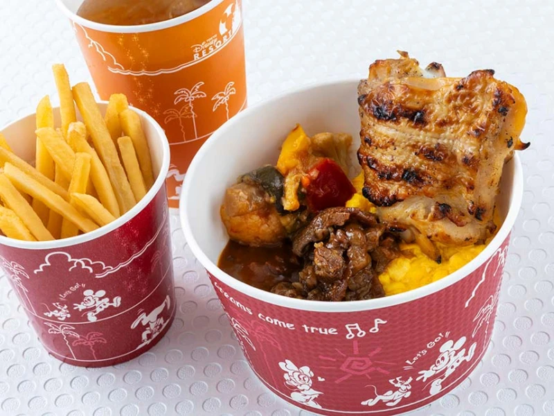 骨付きチキンとハッシュドビーフライス（牛カルビ、エッグ）