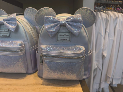 アナハイムディズニーラウンジフライ（Loungefly）：ミニースパンコール（ライトブルー）