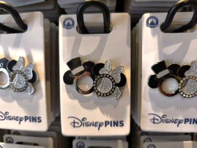 アナハイムディズニーのピンバッジ：リング型ミッキー＆ミニー