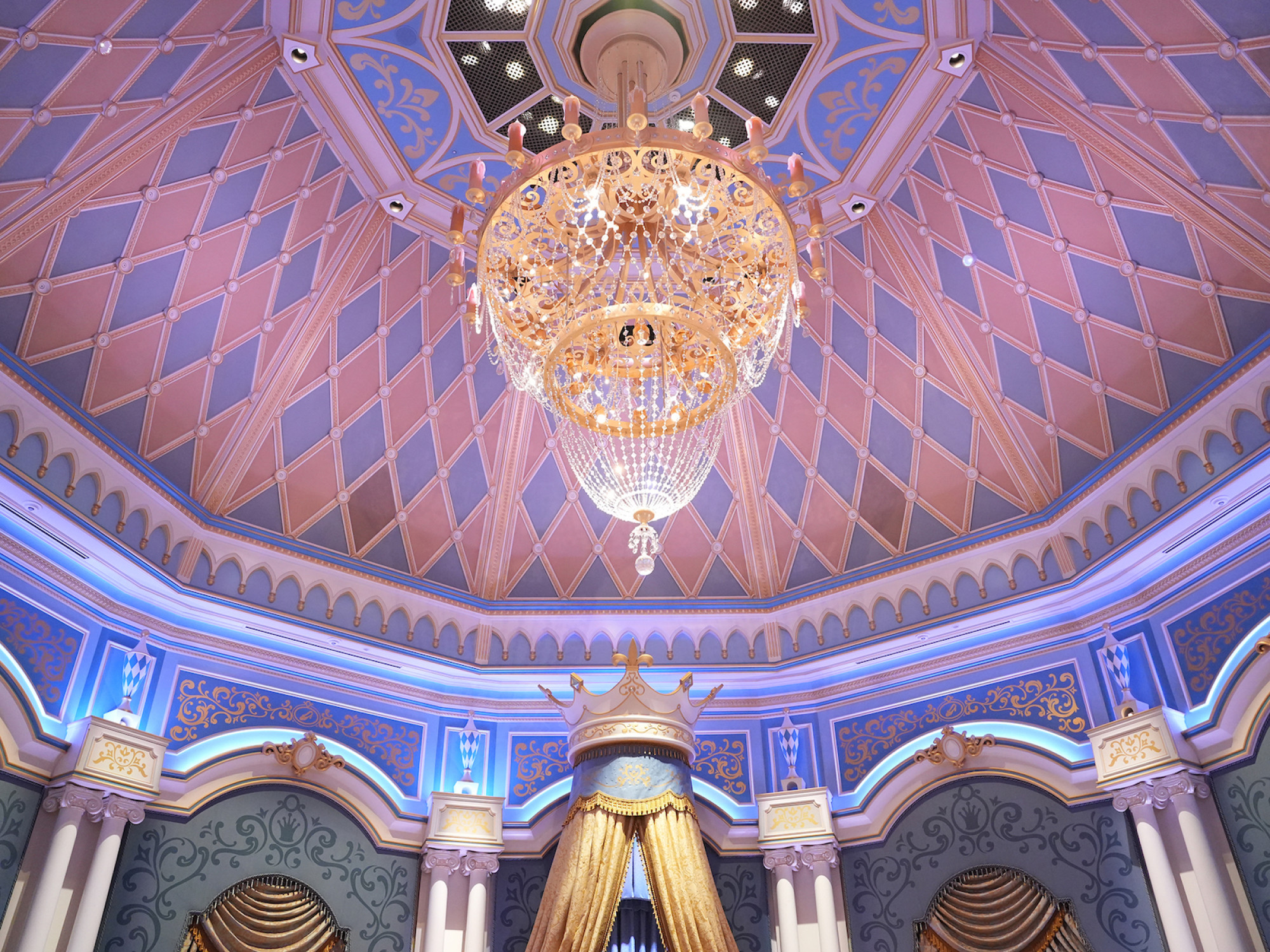 シンデレラ城のアトラクション フェアリーテイル ホールの内装 キャステル Castel ディズニー情報