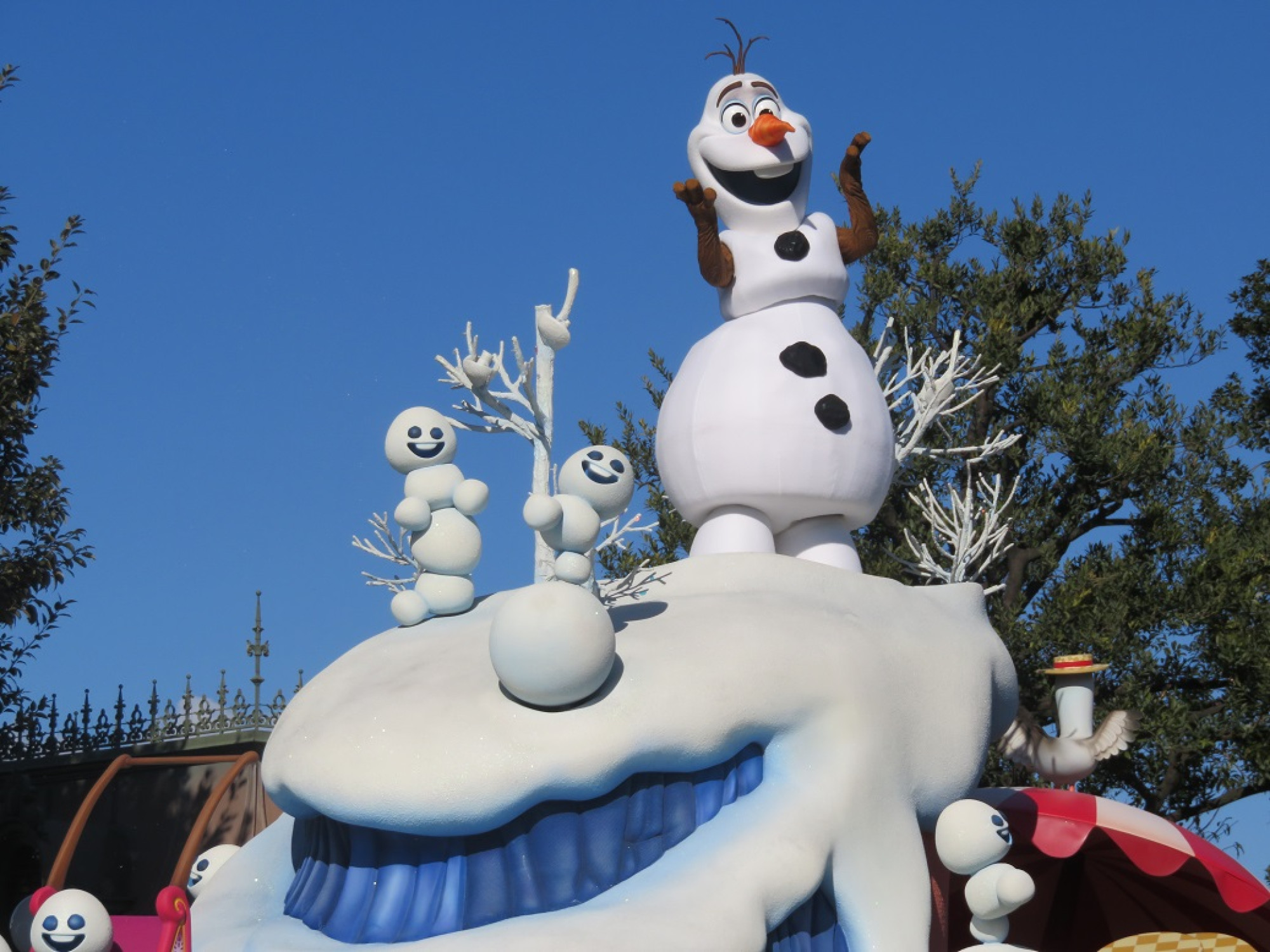 オラフとスノーギースのフロート キャステル Castel ディズニー情報