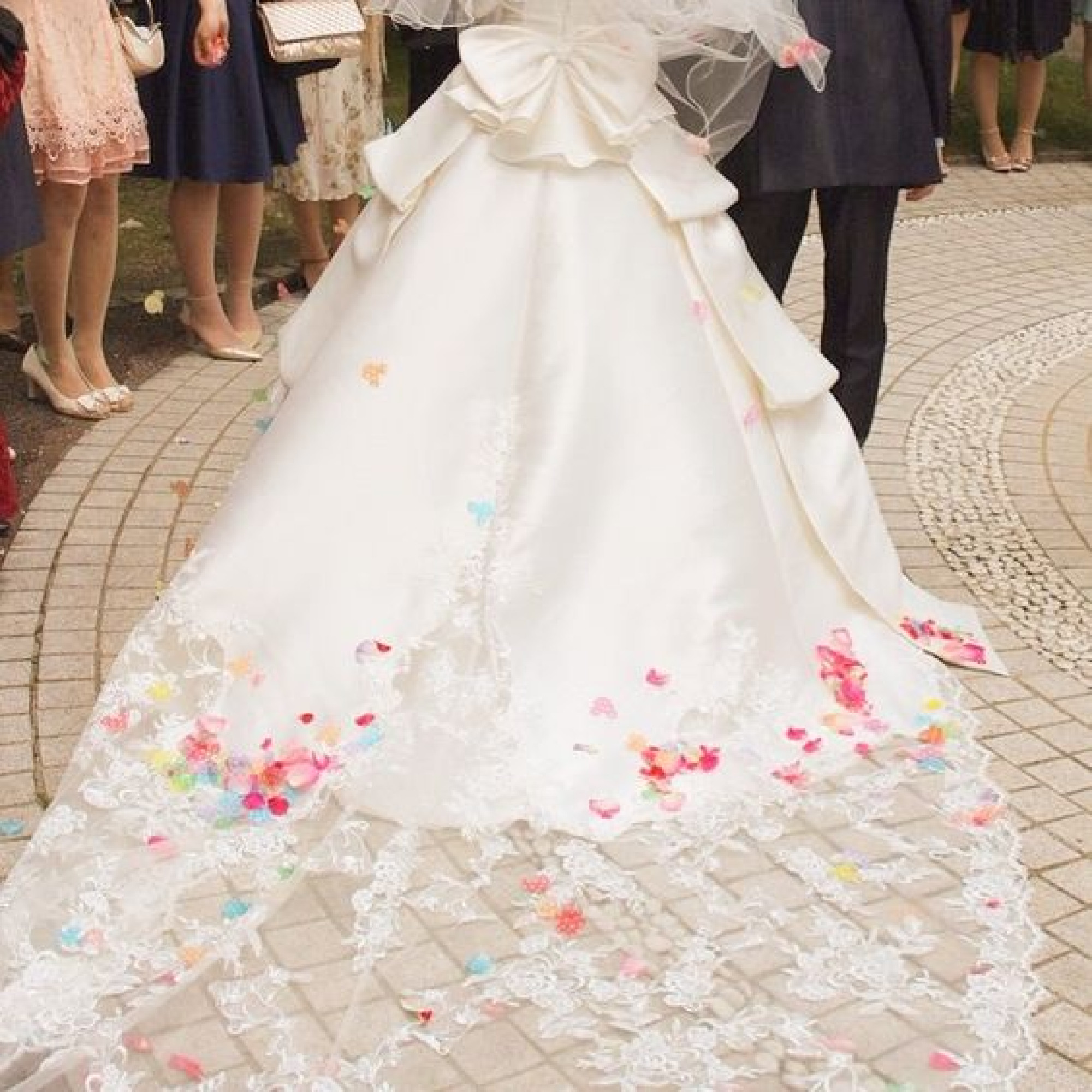 純白のウエディングドレスに咲く色とりどりの花 キャステル Castel ディズニー情報