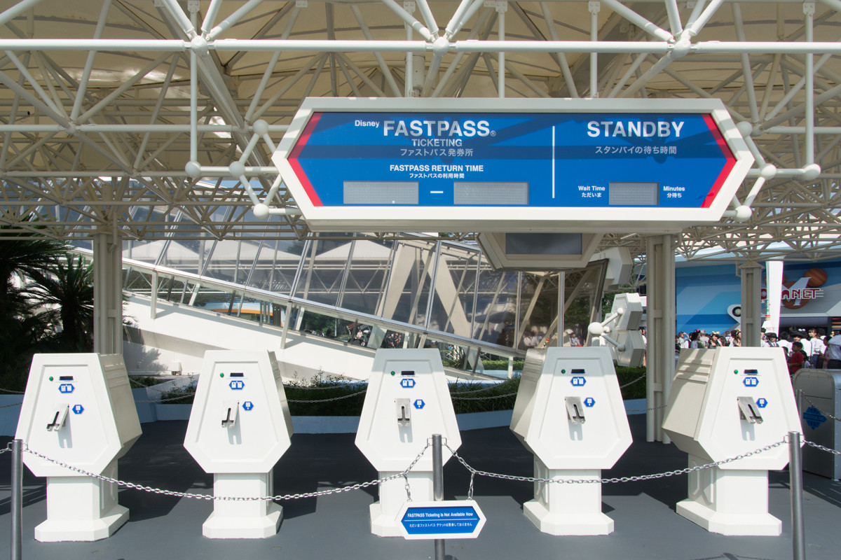 スペース マウンテンのファストパス発券機 キャステル Castel ディズニー情報