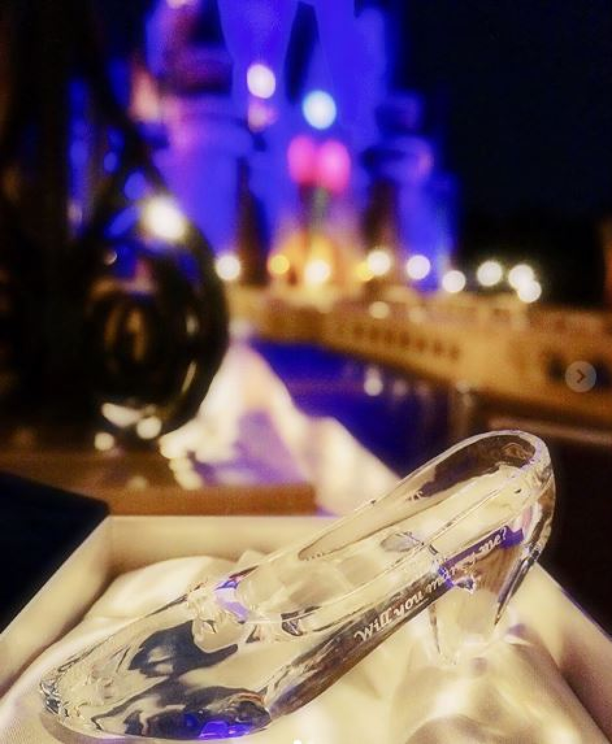 シンデレラ城前ガラスの靴と指輪 キャステル Castel ディズニー情報