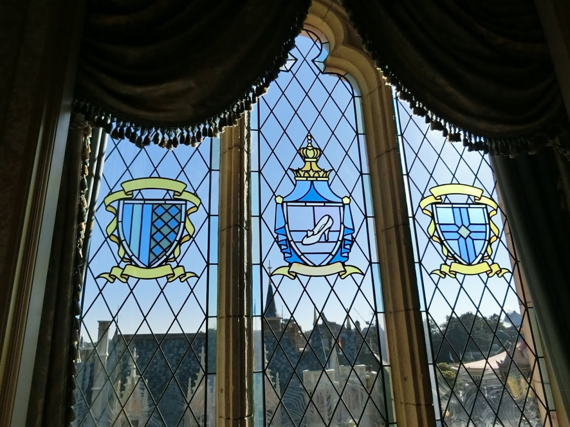 シンデレラのフェアリーテイル ホールのステンドグラス キャステル Castel ディズニー情報