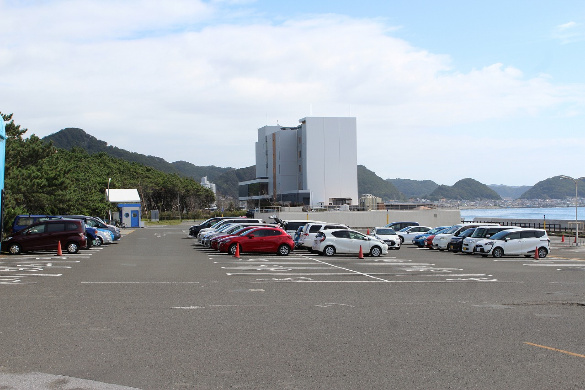 混雑時は満車になることもある直営駐車場 キャステル Castel ディズニー情報
