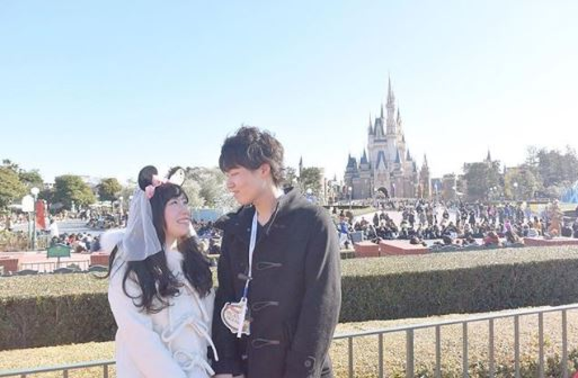 シンデレラ城をバックに結婚式のようなカップル キャステル Castel ディズニー情報