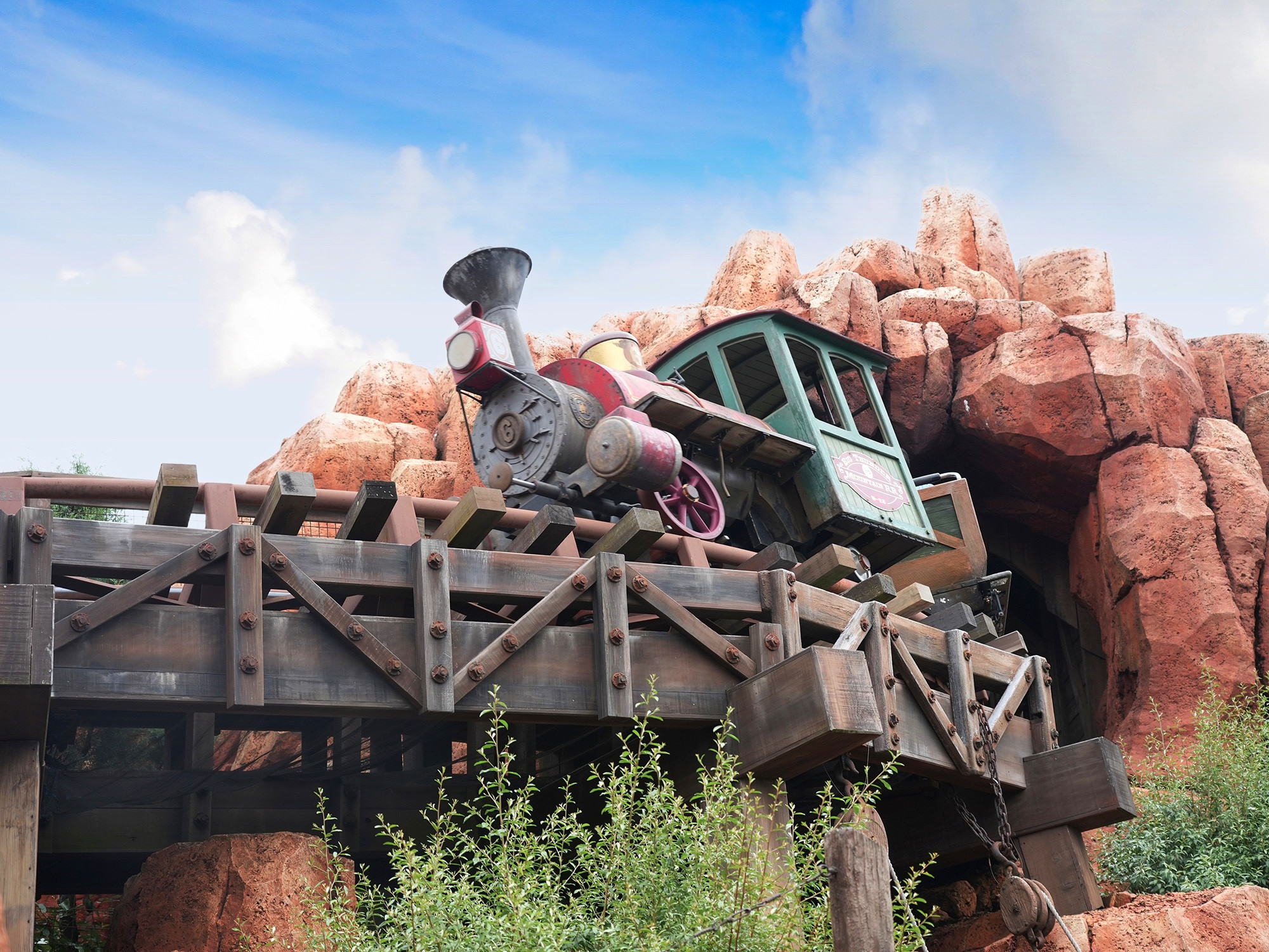 ディズニーランドの象徴的なアトラクション キャステル Castel ディズニー情報