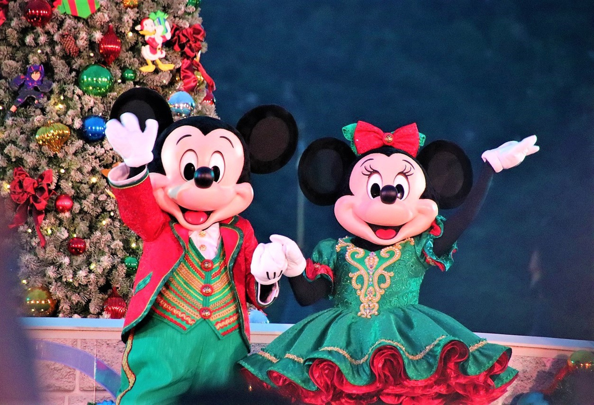 クリスマスの衣装を着たミッキーとミニー キャステル Castel ディズニー情報