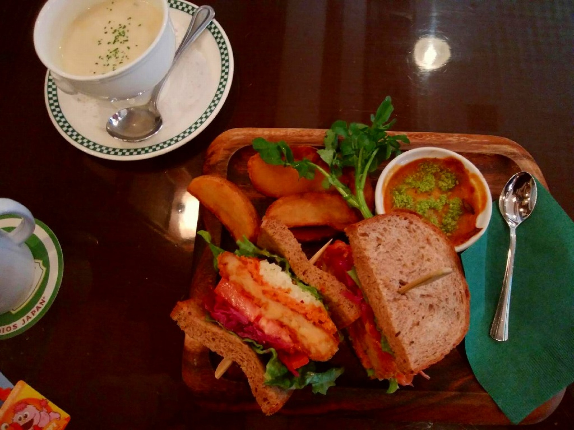 フィネガンズバー グリルのフィネガンズサンドウィッチセット キャステル Castel ディズニー情報