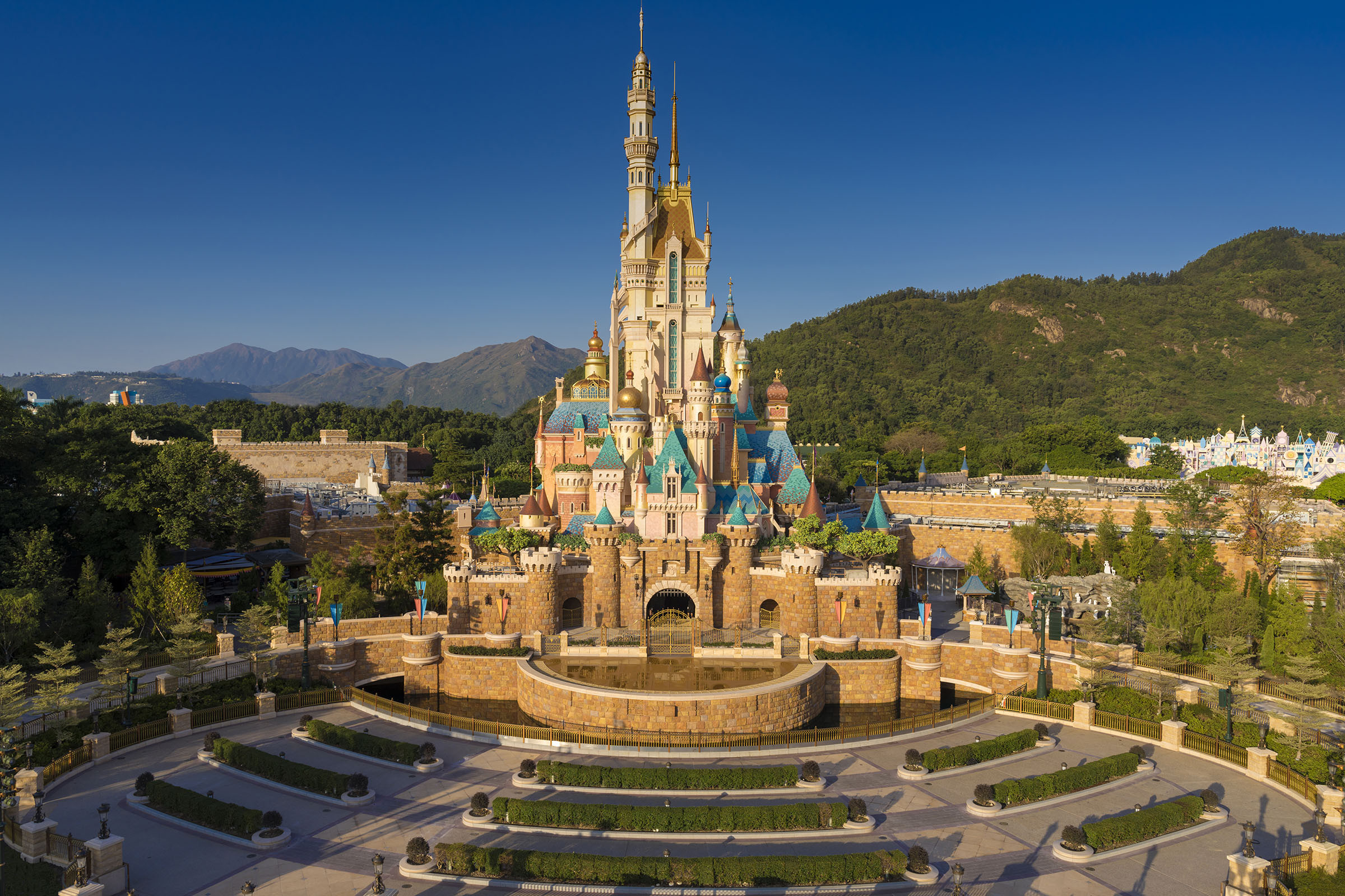 完成 香港ディズニーランドのお城がリニューアル 新エリア ショーも登場